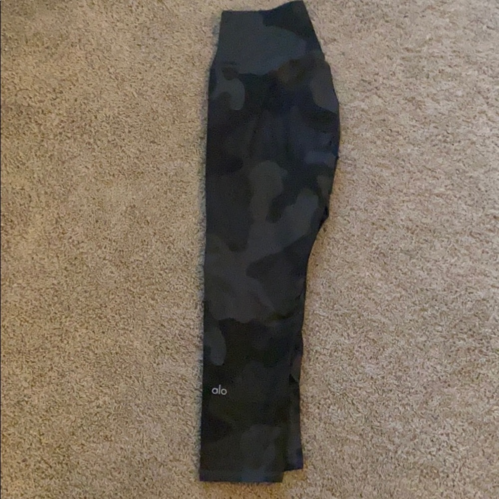 Women’s Alo camo workout capris